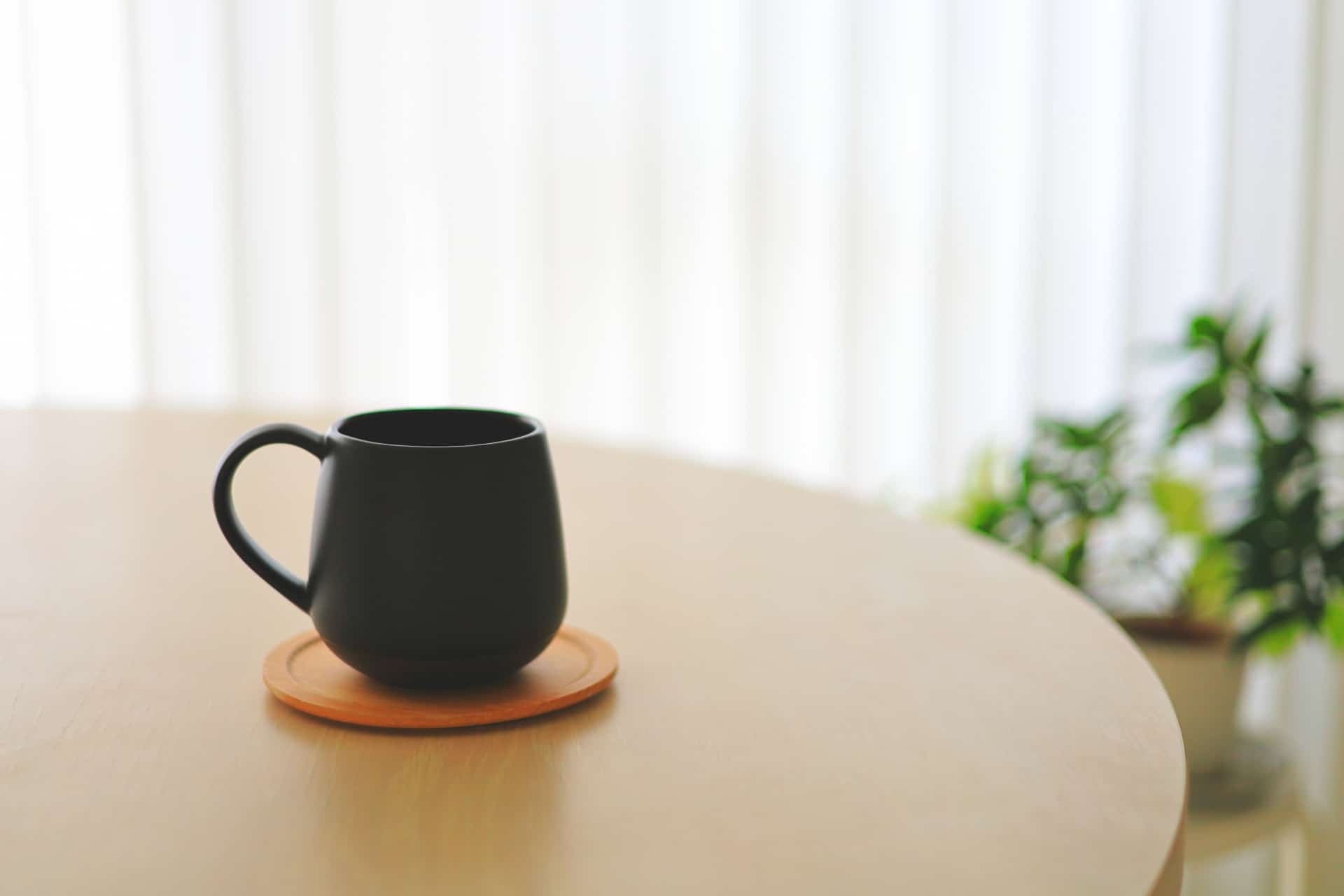 マグカップにお湯をいれて蒸気と一緒に