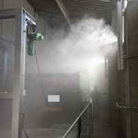 汚泥受入室臭気の消臭剤噴霧の様子