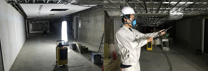 夜間にオゾン燻蒸をしてカビを除菌している様子